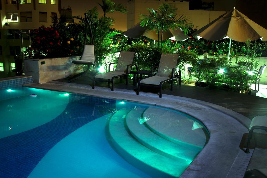 Hotel Atlantico Tower Rio de Janeiro Exterior foto A swimming pool with a swimming pool light