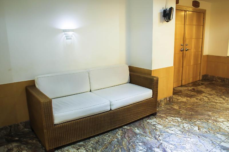 Hotel Atlantico Tower Rio de Janeiro Exterior foto A sofa in a hotel room.